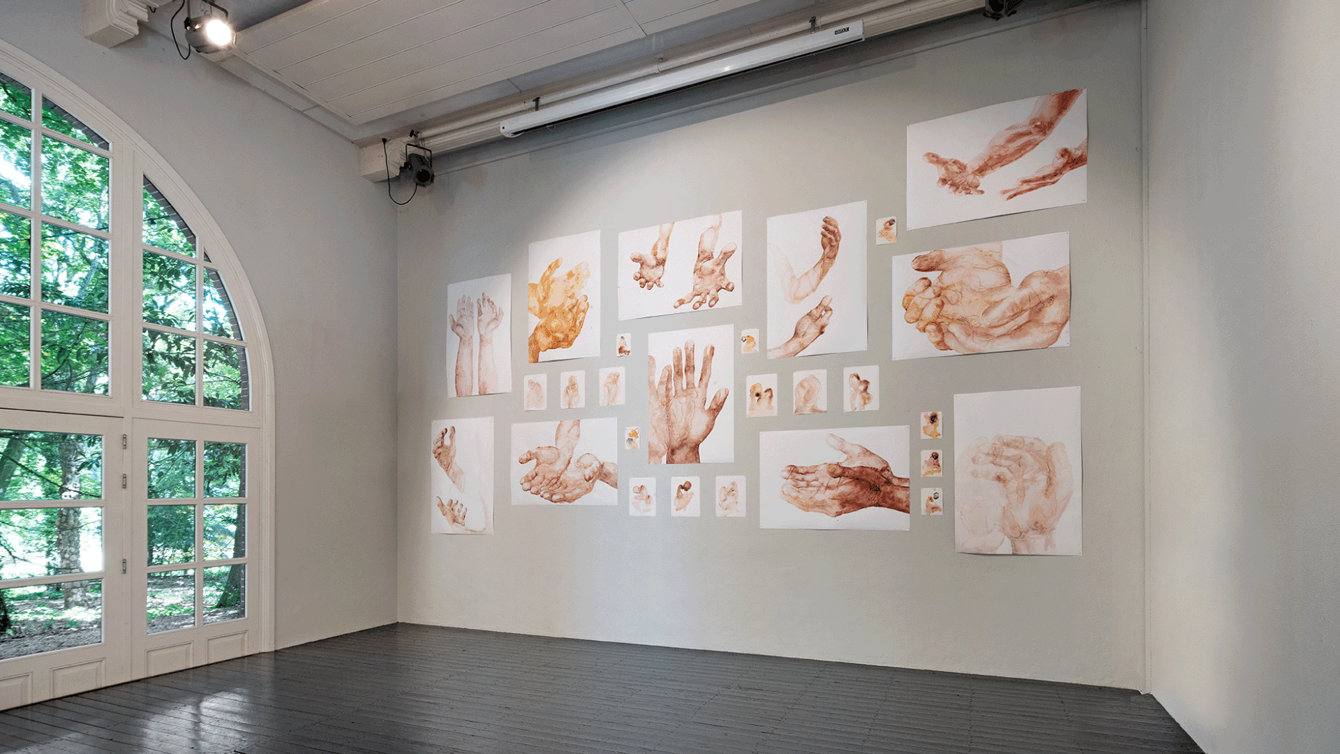 Inner Body #2
(formally titled as on being in*visible)
27 drawings of different sizes at Odapark. 
 620 - 450 cm, 2022.
Installation view at Odapark, Venray.
Photo: Zebra Fotostudio's.